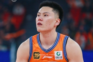 手感火热！李弘权半场三分6中5得到15分3板0失误