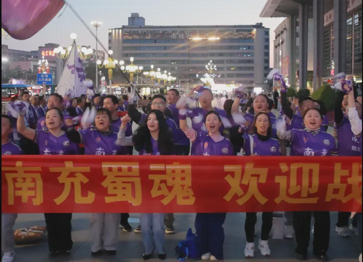 必赢-“紫色海洋”点亮春夜！南充球迷用最高礼遇迎接队员回家
